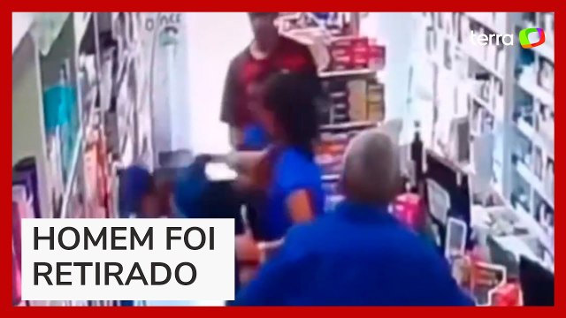 Homem é imobilizado por funcionárias após tentar furtar remédio em farmácia na Bahia