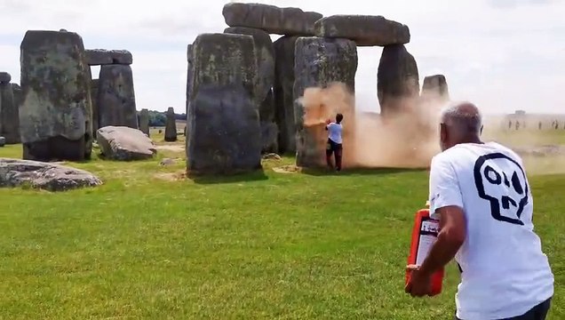 Activistas ecologistas vandalizaron el histórico monumento Stonehenge con pintura naranja