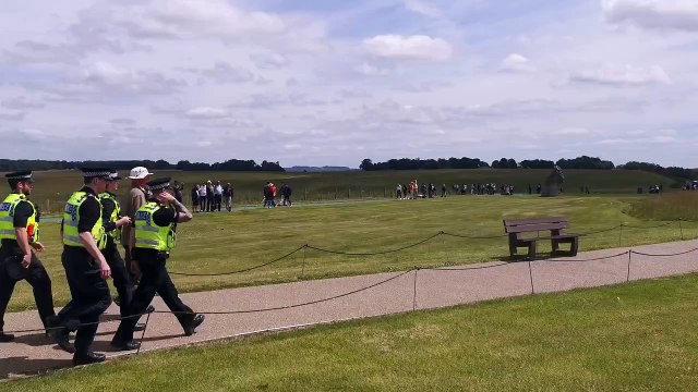 Activistas ecologistas rocían con pintura el monumento megalítico de Stonehenge, en Reino Unido