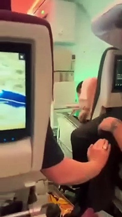 Plus de peur que de mal … Images de la cabine du #Boeing 787-9 #Dreamliner (A7-BHM) de #Qatar #Airways après une zone de #turbulences. Bilan : six #passagers #blessés ainsi que six membres d’équipage du vol #QR017 de #Doha (#DOH) à #Dublin (#DUB)