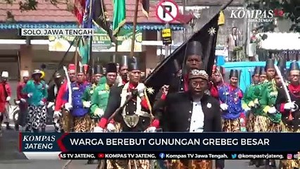Warga Berebut Gunungan Grebeg Besar
