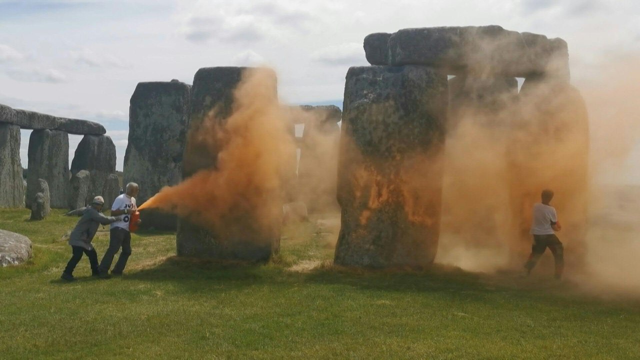Umweltaktivisten besprühen Stonehenge-Monument mit Farbpulver