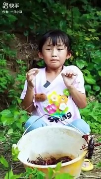 Girl help to mom भाजी ने अपनी मां की मदद की