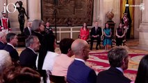 Letizia di Spagna ispira, le figlie Leonor e Sofia la seguono: i look per i 10 anni di regno di Felipe VI