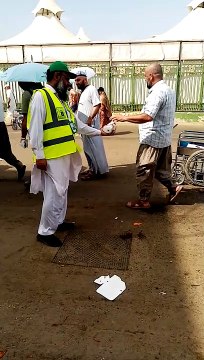#Hajj ky Doran PHVG pakistn Hajj Volunteer Group KSA ka Razakar mina my hajaj ko sarve krty huy MashaAllah#islamic Informative viralvideo