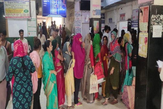गर्मी से अब तक 11 लोगों की मौत: अलवर जिला अस्पताल में मरीजों की भारी भीड़, देखें वीडियो