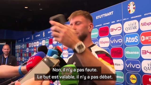 Füllkrug justifie le but allemand en montrant une photo de l'action aux journalistes