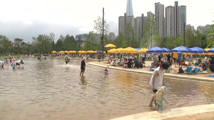 도심 한강 물놀이장 ‘북적'...“더위 날려버려요!” / YTN