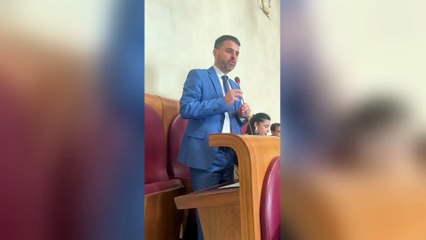 Protesta in Campidoglio, consigliere Pd urla «No all'autonomia differenziata, viva l'Italia unita». E consegna il tricolore all'opposizione