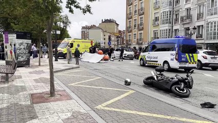 Una motocicleta arrolla a un peaton en el paso del puente de Santa María a la plaza Vega