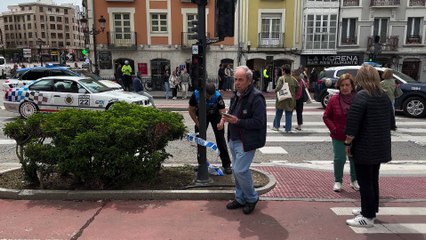 Una motocicleta arrolla a un peaton en el paso del puente de Santa María a la plaza Vega