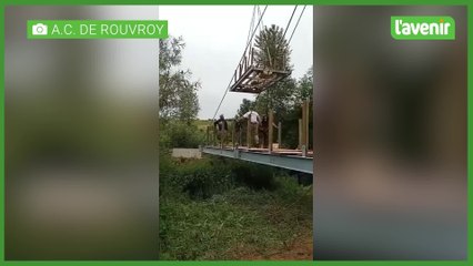 La passerelle enjambant le Ton entre Lamorteau et Torgny est en cours d'installation