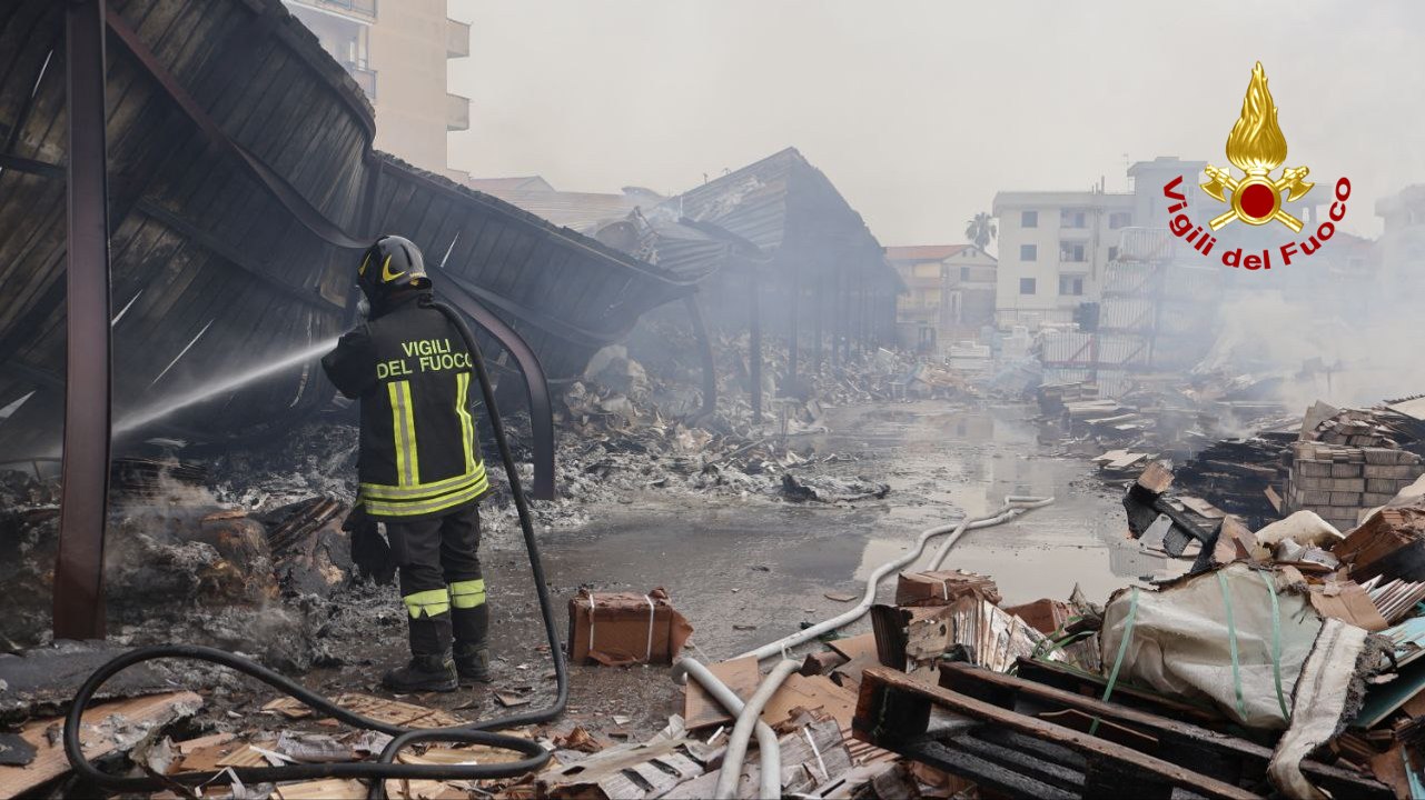 Aversa, maxi incendio in deposito termoidraulica (20.06.24)