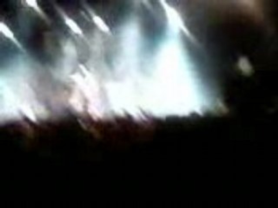 Omarion & la petite brune au t-shirt blanc ...