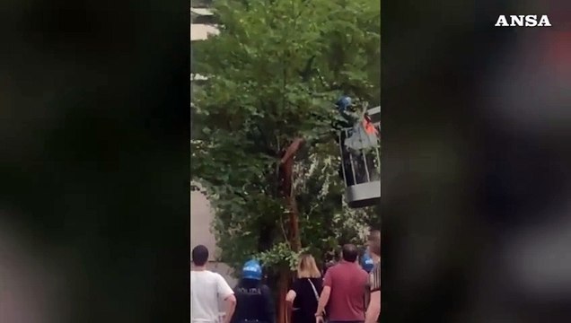 Bologna, scontri fra polizia e attivisti al parco don Bosco