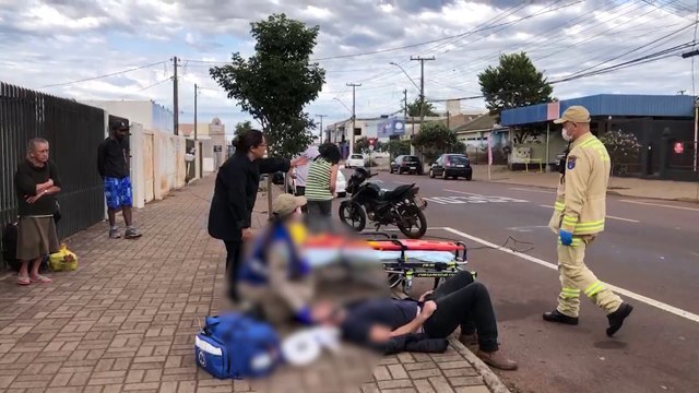 Perigo! Caminhão derruba fios e motociclista sofre acidente no Guarujá