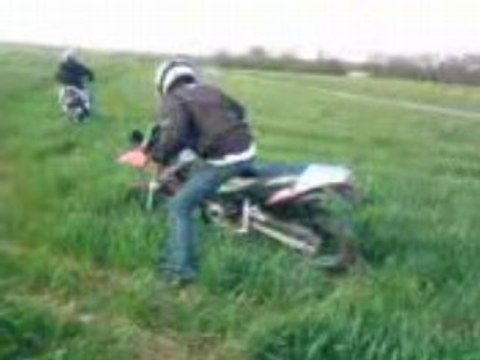 ACRO D'ESSENCE oficiel Dans le champ [mDr']DELiiRE [xD]