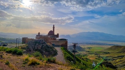 Tarih tutkunlarını rotalarını Tarihi İshak Paşa Sarayı’na çevirdiler