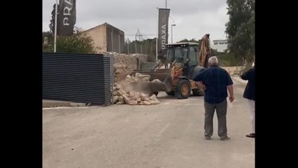 Un vídeo de las obras en Finca Langostina en el momento en el que una pala desmonta el muro de piedra seca.