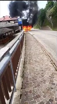 Il video dell'auto in fiamme a Palù del Fersina: coppia di anziani si mette in salvo prima dello scoppio
