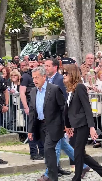 GALA VIDÉO - Jacques et Thomas Dutronc, Brigitte Macron, Carla Bruni et Nicolas Sarkozy aux funérailles de Françoise Hardy