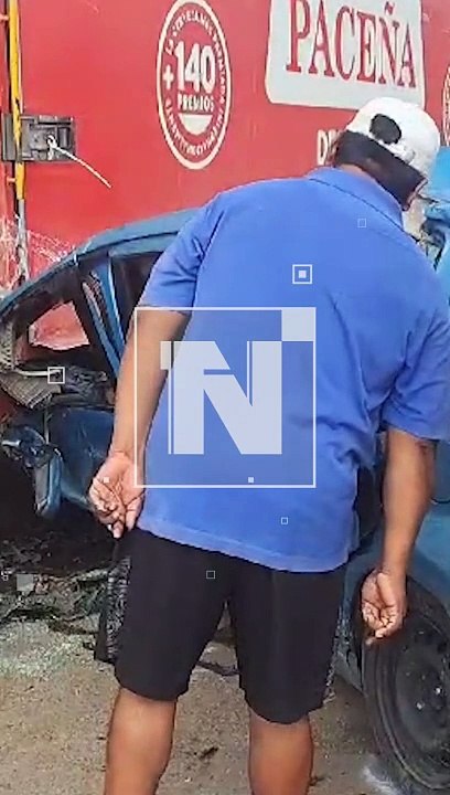 AUTO CHOCA CONTRA CAMIÓN REPARTIDOR