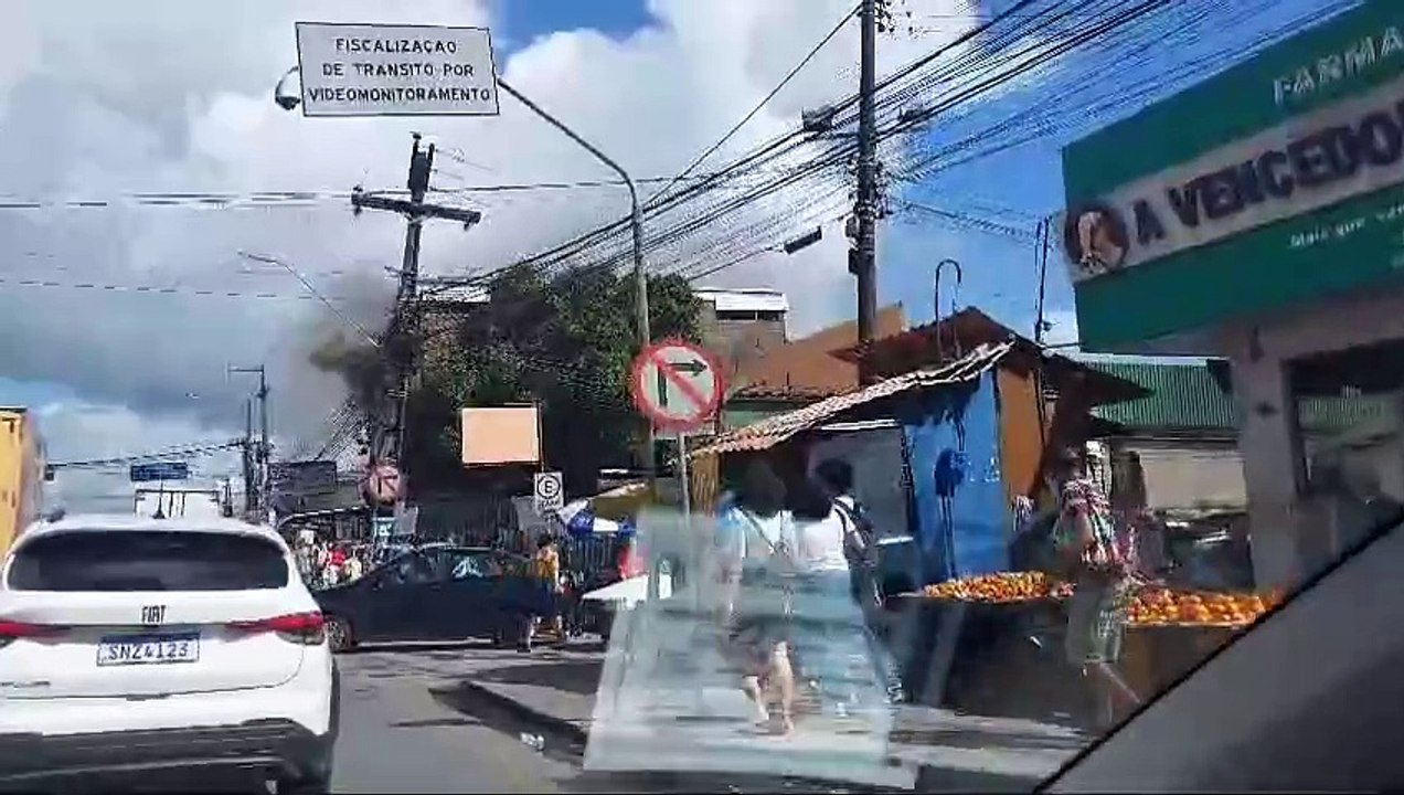 Incêndio atinge prédio comercial em Camaragibe, região metropolitana do Recife, na manhã desta quinta-feira (20)