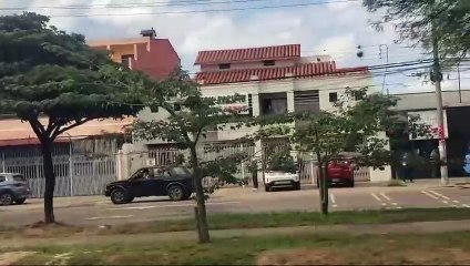 Santa Cruz: Turba intenta recuperar un camión con contrabando y causa destrozos en la Aduana