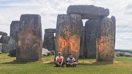 Activistas Rocían El Monumento De Stonehenge Con Pintura Naranja