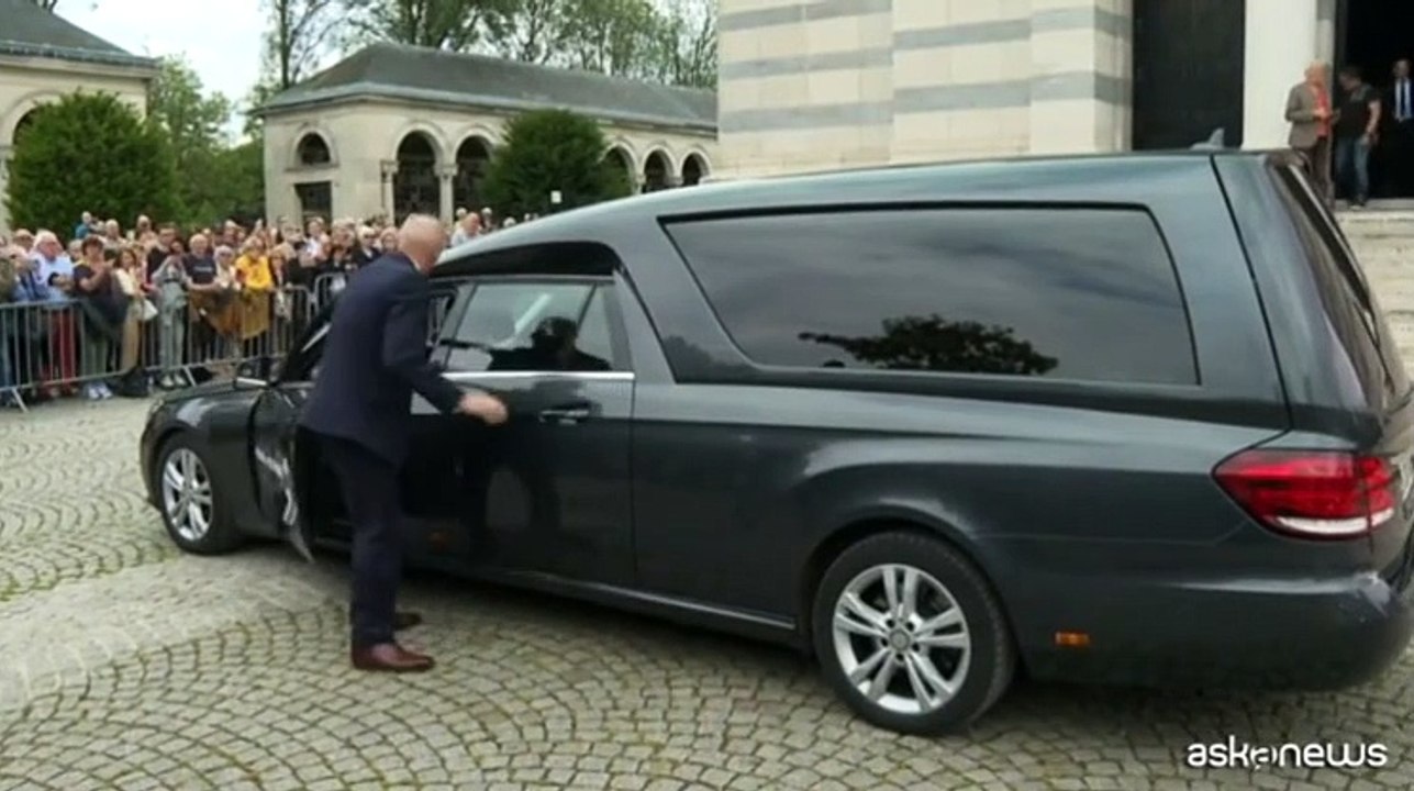 Folla e applausi a Parigi per dire addio a Fran...