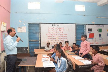 एसपी व कलेक्टर बने शिक्षक, पढ़ाया पाठ