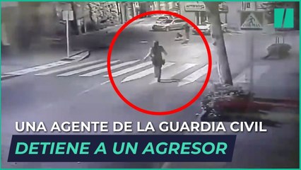Una agente de la Guardia Civil corre para detener a un hombre que estaba agrediendo a su pareja