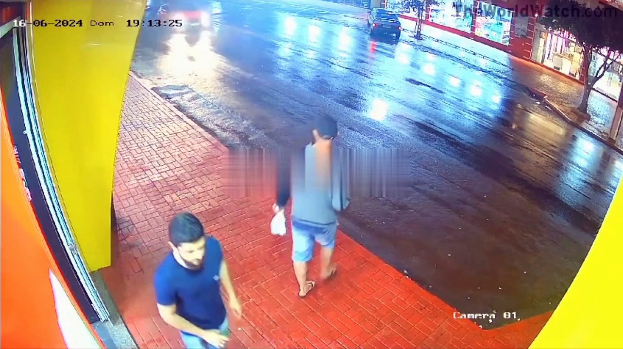 Peatón es atropellado dos veces: lo embistió una motocicleta y le siguió una vagoneta