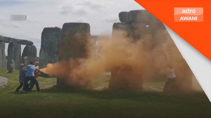 Baling cat warna oren ke atas pesawat sebagai tanda protes