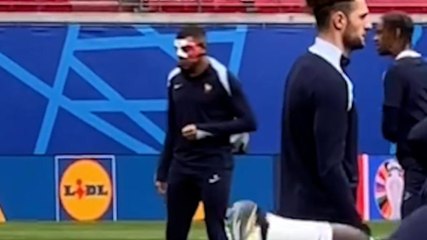Video, Mbappé si allena con la maschera prima di Francia-Olanda