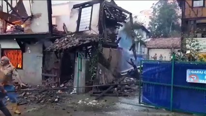 Boyabat'ta çıkan yangın ahşap evi yuttu