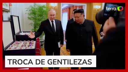 Carinho em cães, comida a cavalo e passeio de limusine a visita de Putin à Coreia do Norte