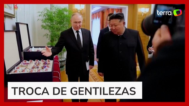 Carinho em cães, comida a cavalo e passeio de limusine a visita de Putin à Coreia do Norte
