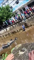 VÍDEO: Carro cai em rio e passageiros são resgatados com escada na Bahia; assista