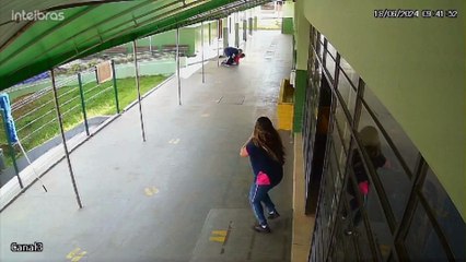 Herói: Policial Militar salva criança em Escola Municipal; Veja o vídeo