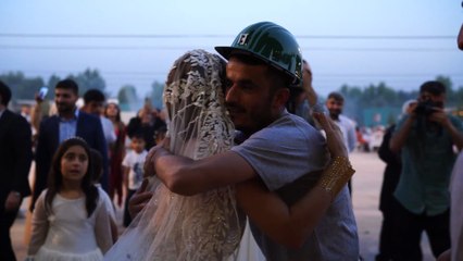 Kendisini enkazdan kurtaran madenciler düğününde sürpriz yaptı