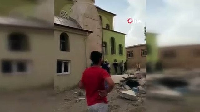 Fırtınada yıkılan caminin minaresi evin üstüne devrildi