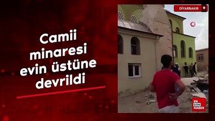 Diyarbakır’da fırtına: Camii minaresi evin üstüne devrildi