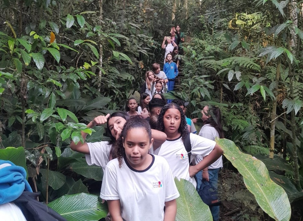 Estudantes de Itajuba visitam a trilha do Morro do Quininho em Balneário Piçarras