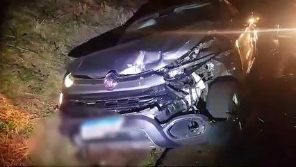 Carros ficam destruídos após forte colisão na BR-277