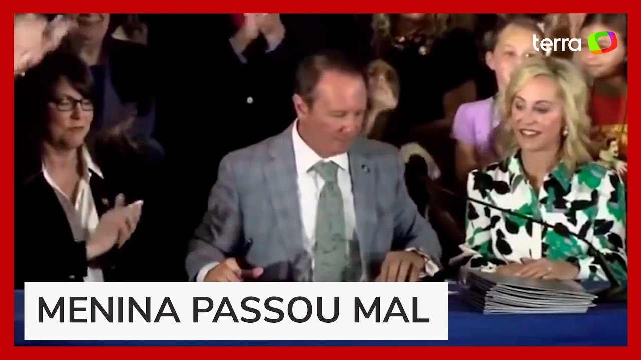 Criança desmaia durante assinatura de lei que obriga exibição dos Dez Mandamentos em escolas nos EUA