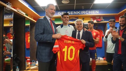 Rey Felipe VI de España baja al vestidor de 'La Roja' para felicitarlos por triunfo sobre Italia en la Eurocopa