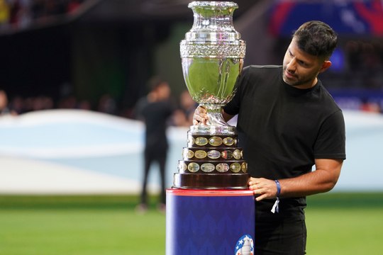 El himno de Argentina cantado por un 90% de aficionados que son argentinos