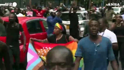 Скачать видео: Kenya, proteste contro l'aumento delle tasse: disordini a Nairobi