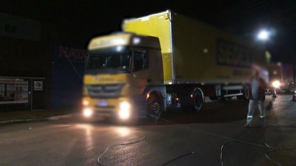Caminhão derruba fiação e causa transtornos na Avenida Carlos Gomes